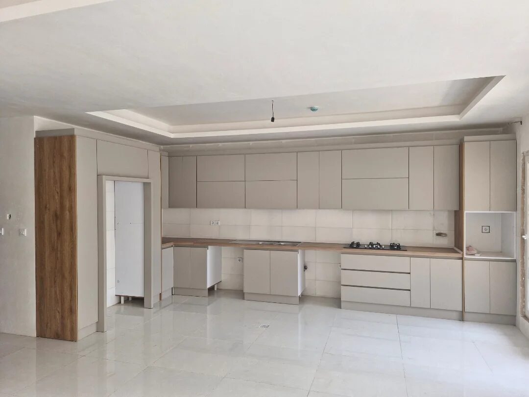 کابینت آشپزخانه مدرن، مات خاکستری با کانتر چوبی