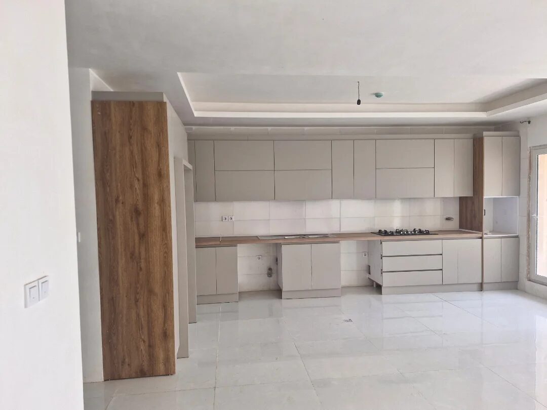 کابینت آشپزخانه مدرن، ترکیب رنگ خاکی و چوب